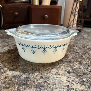 vintage Pyrex Snowflake Blue 1 1/2-quart casserole dish w glass lid. 